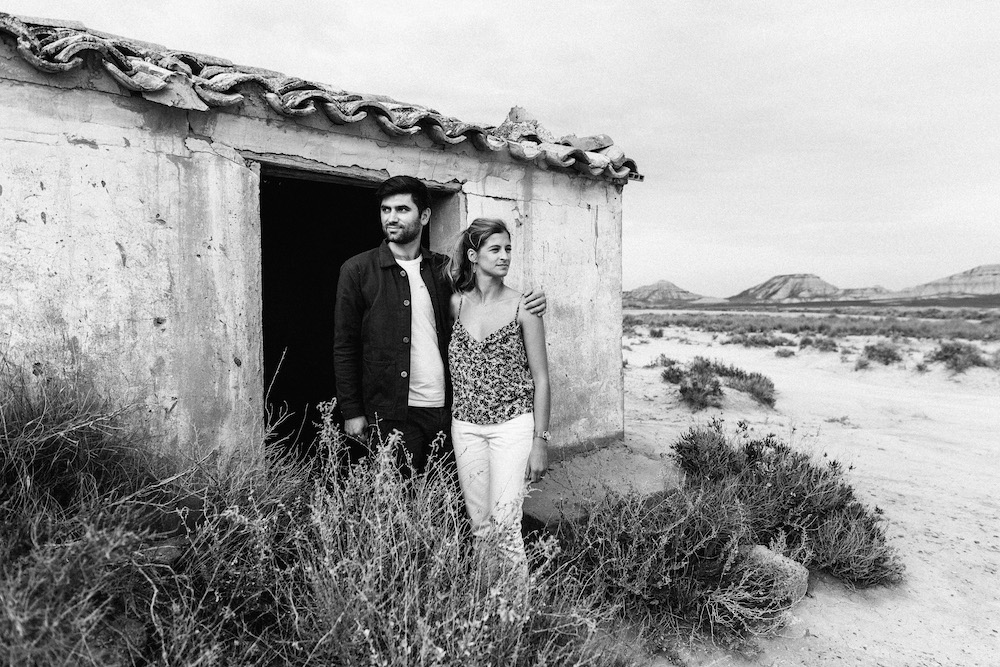 couple-session-emma-olivier-desert-bardenas-reales-rosefushiaphotographie003