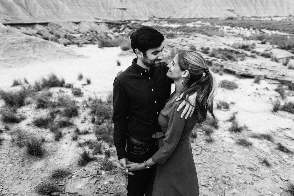 couple-session-emma-olivier-desert-bardenas-reales-rosefushiaphotographie070
