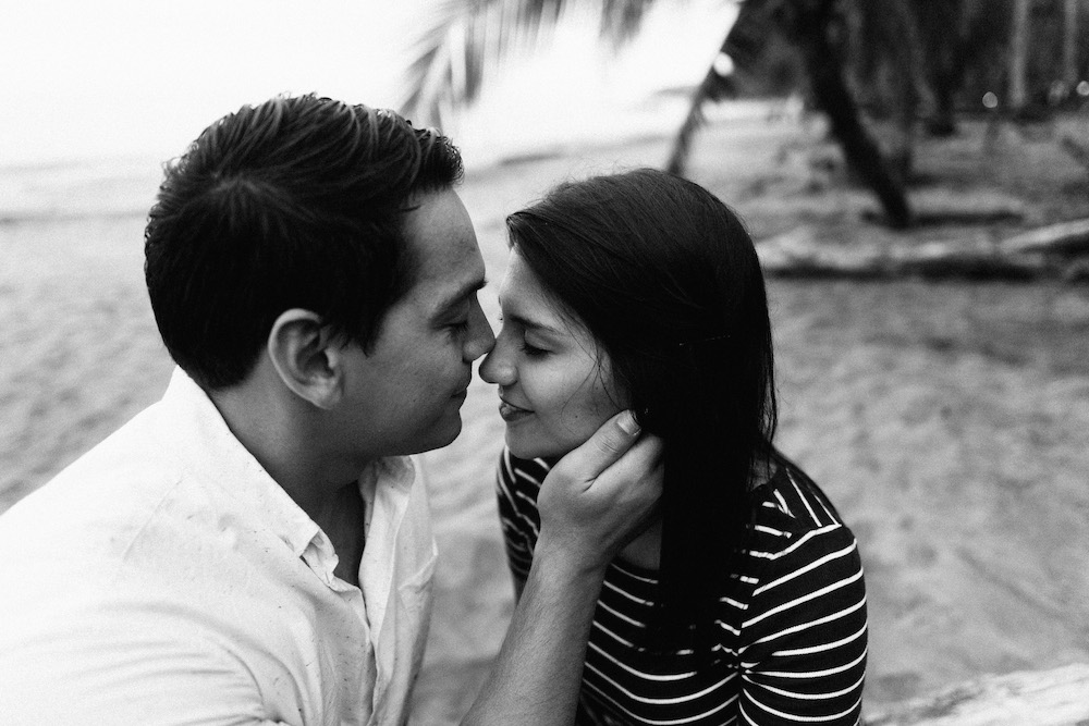 love-session-analaura-kenneth-costa-rica-caribbean-cost-rosefushiaphotographie27