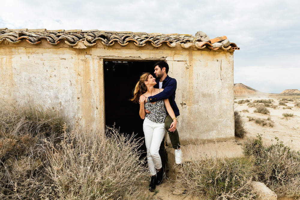 couple-session-emma-olivier-desert-bardenas-reales-rosefushiaphotographie001
