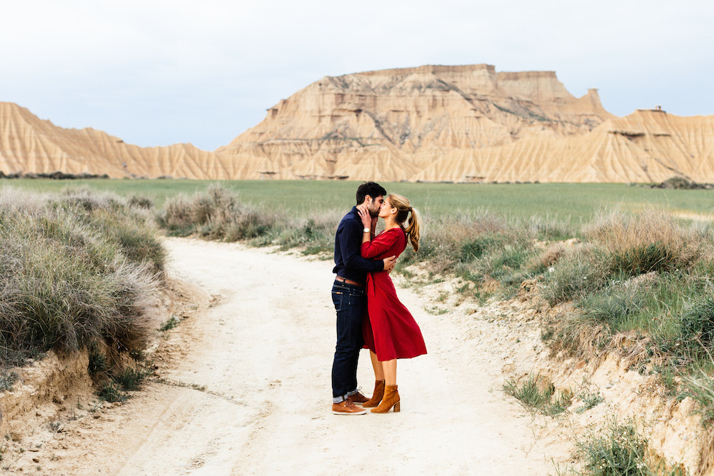 couple-session-emma-olivier-desert-bardenas-reales-rosefushiaphotographie049