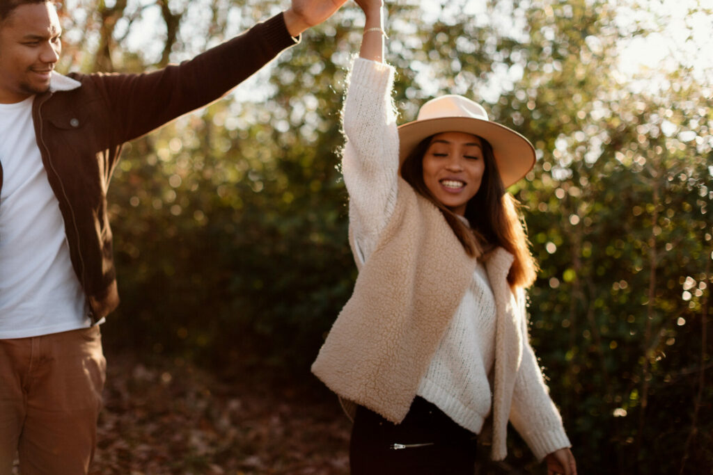 Jeune femme qui danse, chapeau sur la tête