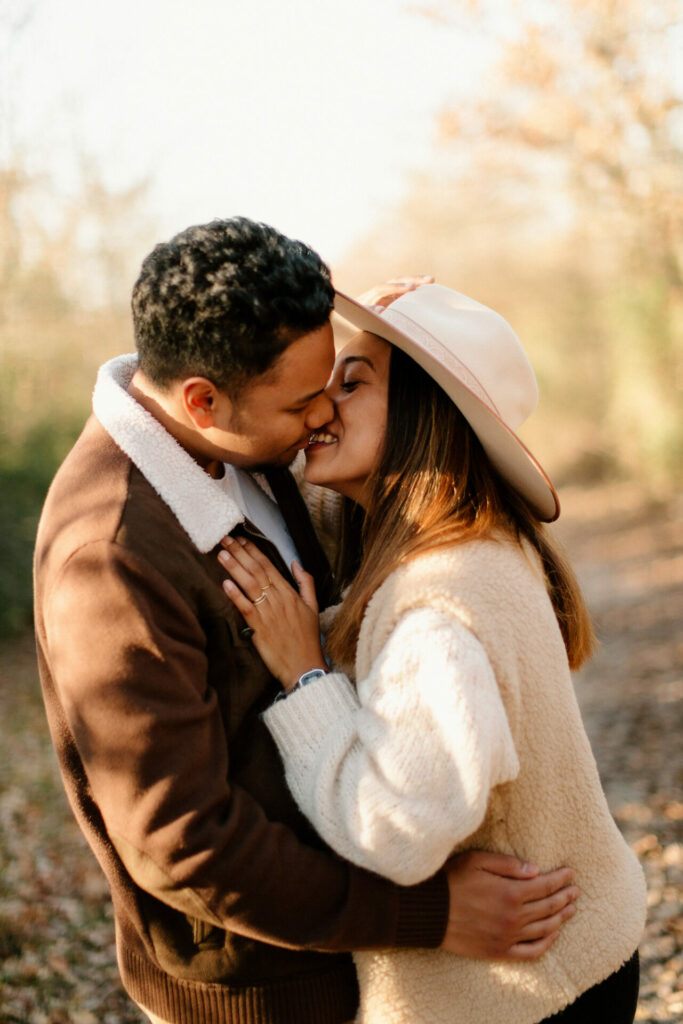 Couple complice dans la lumière dorée de l'automne