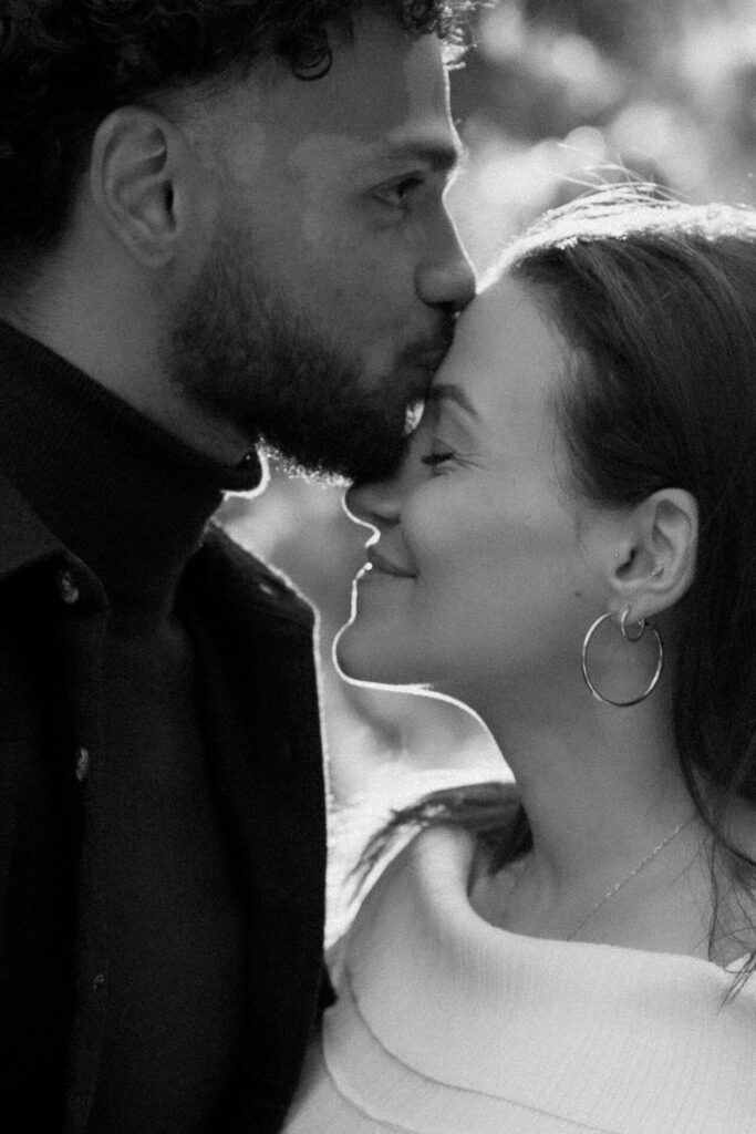 Portrait tendre d'un couple en noir et blanc