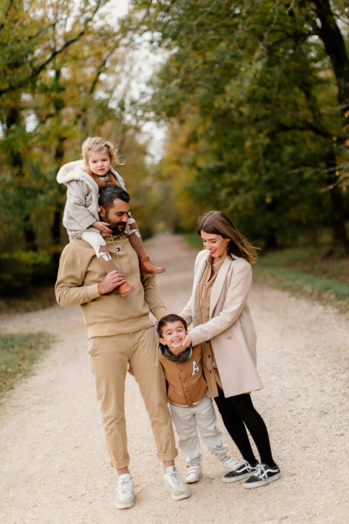 Famille en balade dans un sous-bois