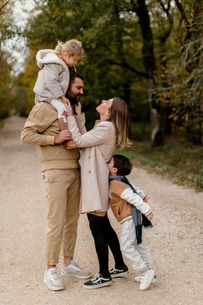 Famille qui se promène sur un chemin en forêt