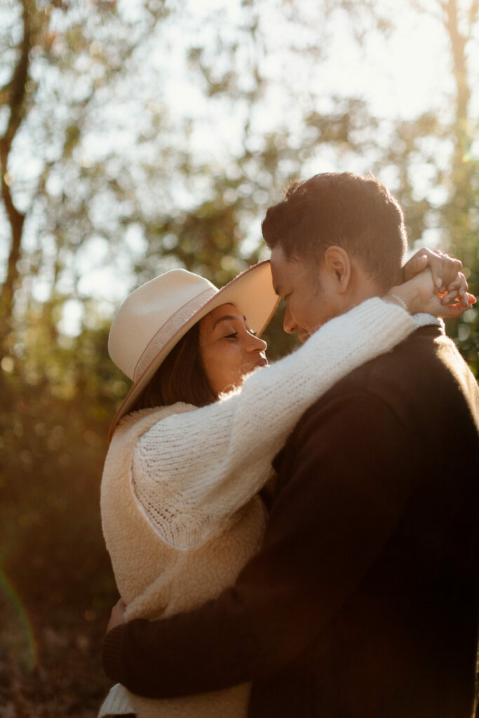 Couple enlacé dans la lumière dorée